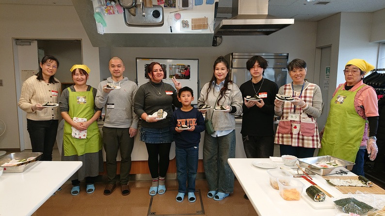 千葉市生涯学習センターで「（公財）千葉国際コンベンションビューロー　千葉県国際交流センター主催の「基礎日本語教育・料理体験」で太巻き寿司を巻きました！！