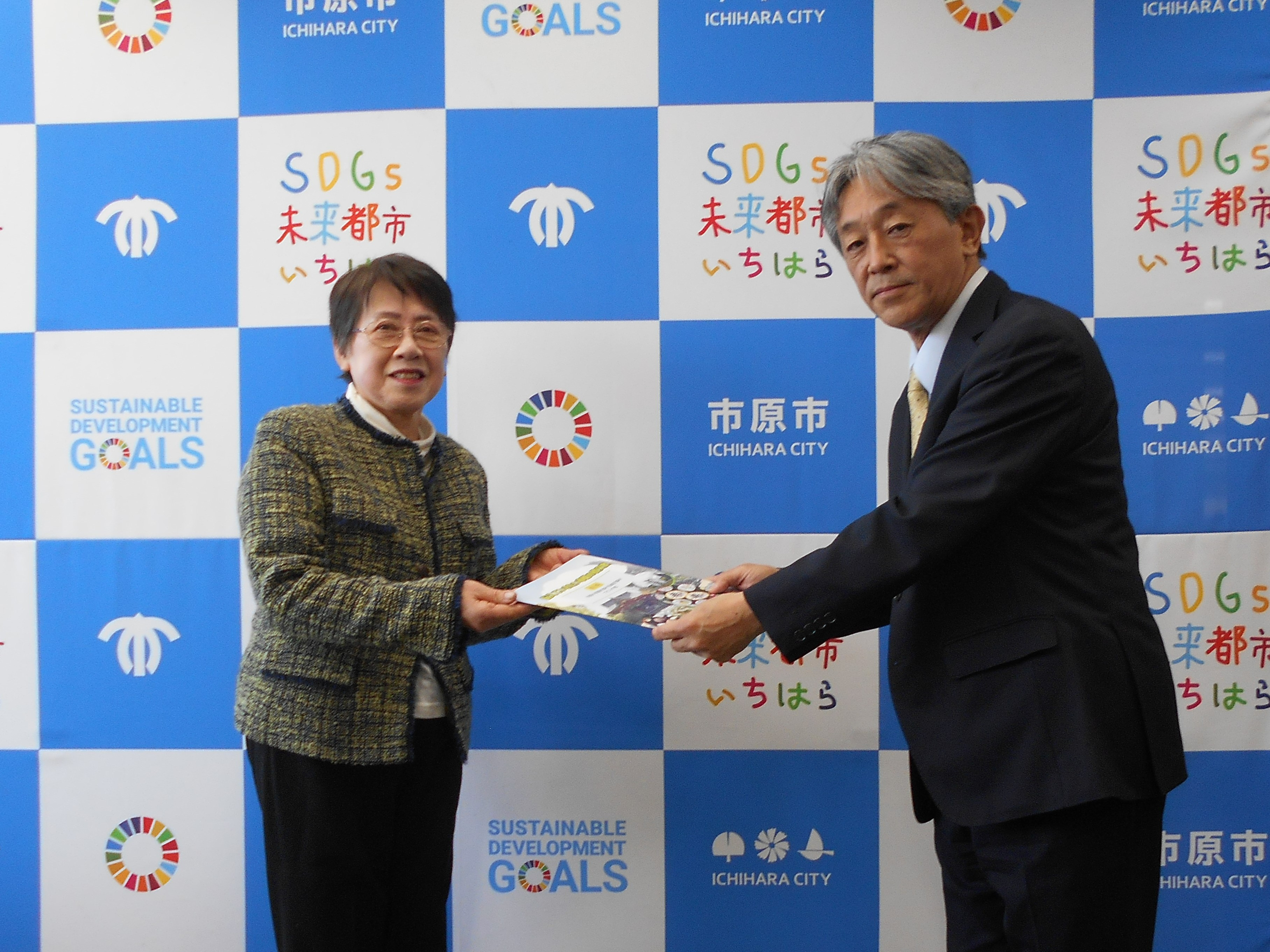 「伝えていきたい市原の食文化・第2集」市原市教育委員会に寄贈し、教育長との贈呈式をしていただきました!!