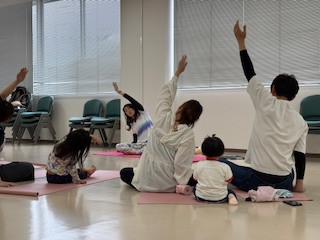 thumbnail_image4 weほーる 親子ヨガ５.jpg